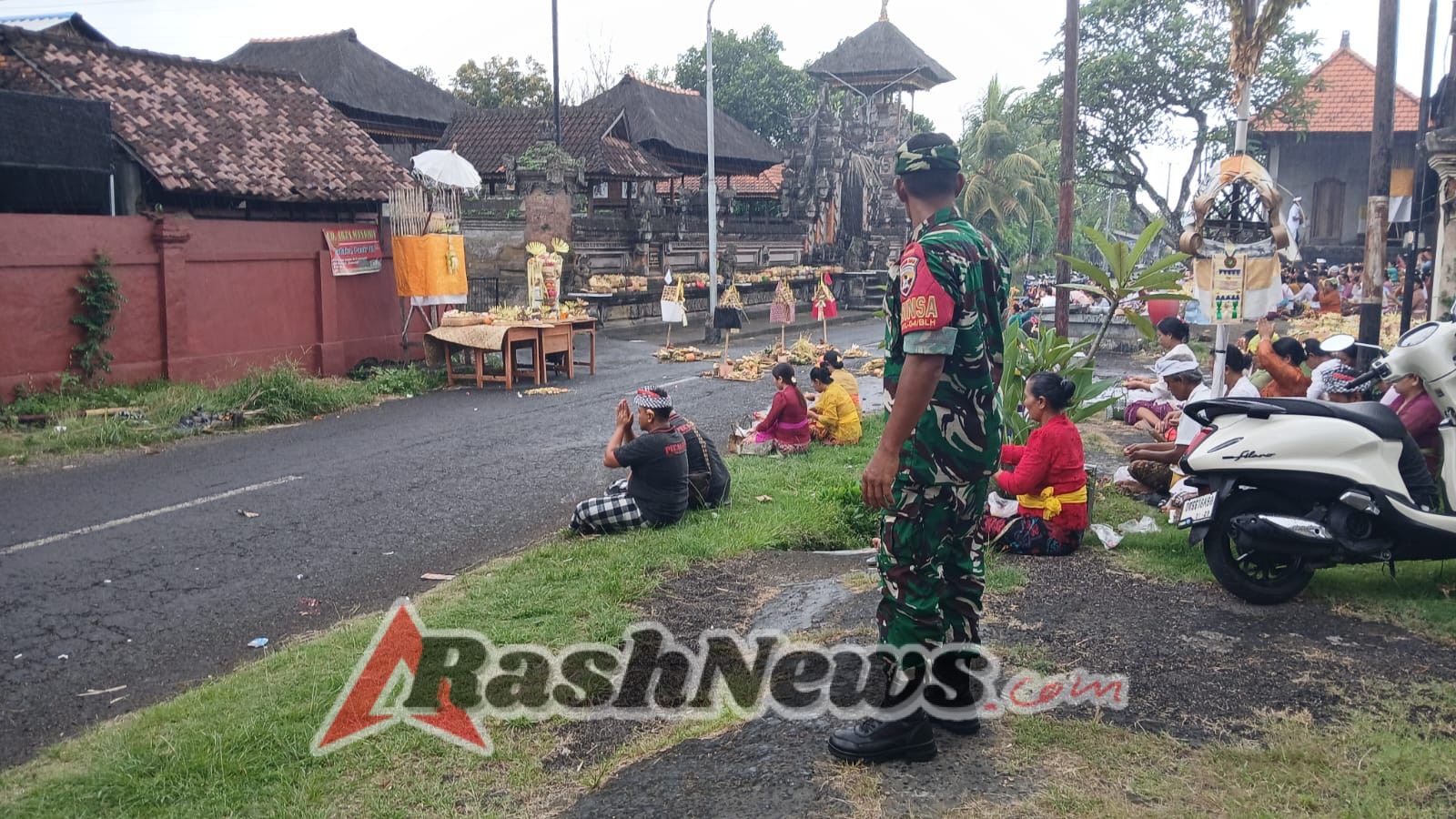 Babinsa Serda I Nyoman Widastra Turut Kawal Prosesi Mecaru Demi Keselamatan dan Keharmonisan Alam