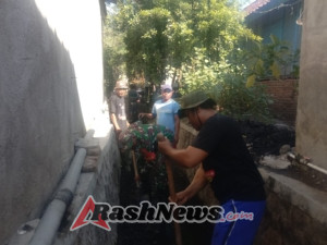 Babinsa Desa Air Suning Ajak Warga Bersihkan Saluran Air Tersumbat