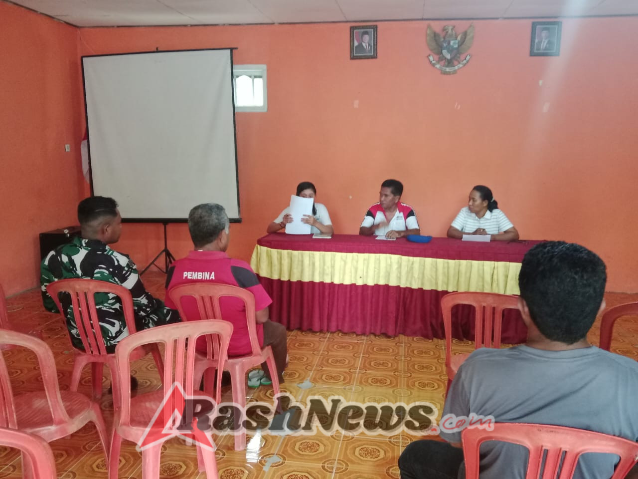Rapat Penetapan Panitia Sepak Bola Mini Desa Habi Berlangsung Aman dan Tertib, Babinsa Turut Hadir Beri Dukungan