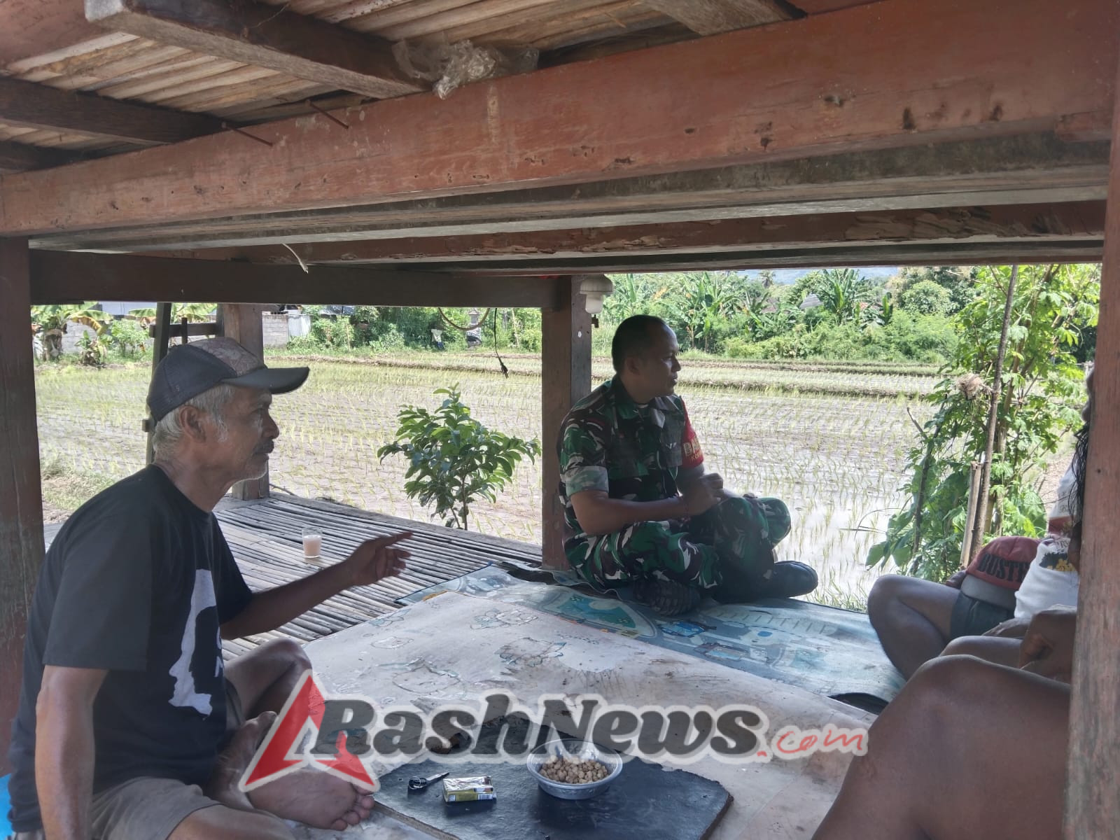 Melalui Komsos, Babinsa dan Perangkat Desa Munduk Bestala Sepakat Jaga Kondusivitas Wilayah