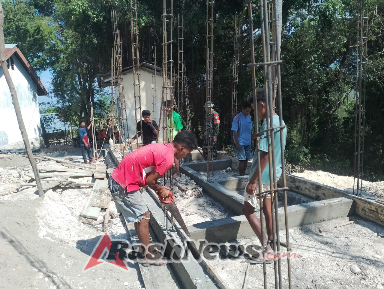 Babinsa Koramil 02/Walakaka Bantu Pekerjaan Pondasi Gedung Sekolah di Patiala Bawah