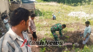 Tingkatkan Kemanunggalan, Babinsa Koramil 02/Walakaka Turun Bantu Warga