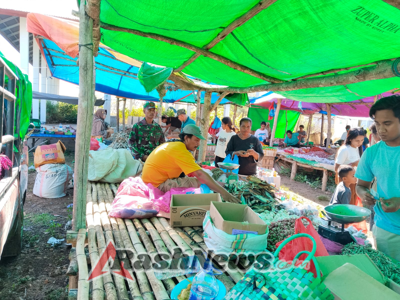 Warga Apresiasi Kehadiran Babinsa dalam Komsos di Pasar Lokory