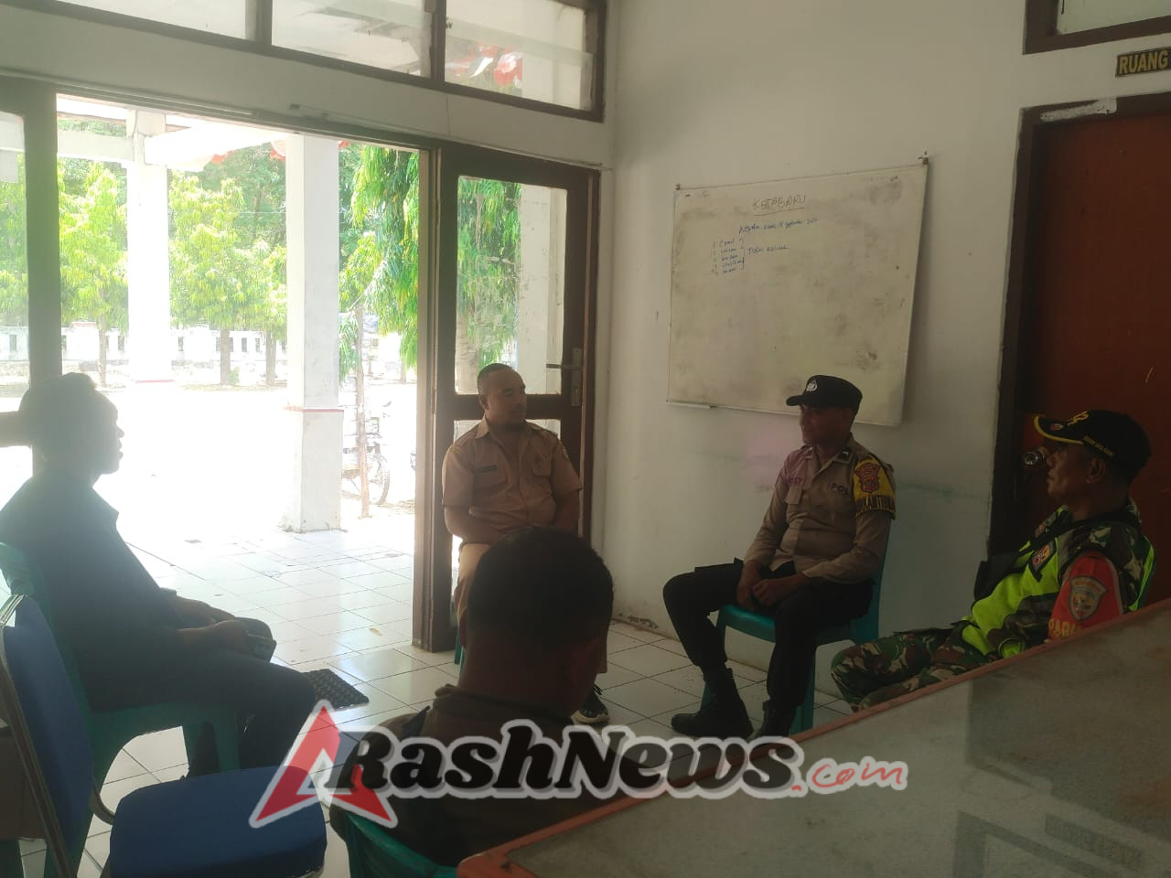 Perkuat Pembinaan Wilayah, Babinsa dan Aparat Desa Bahas Keamanan di Kotabaru