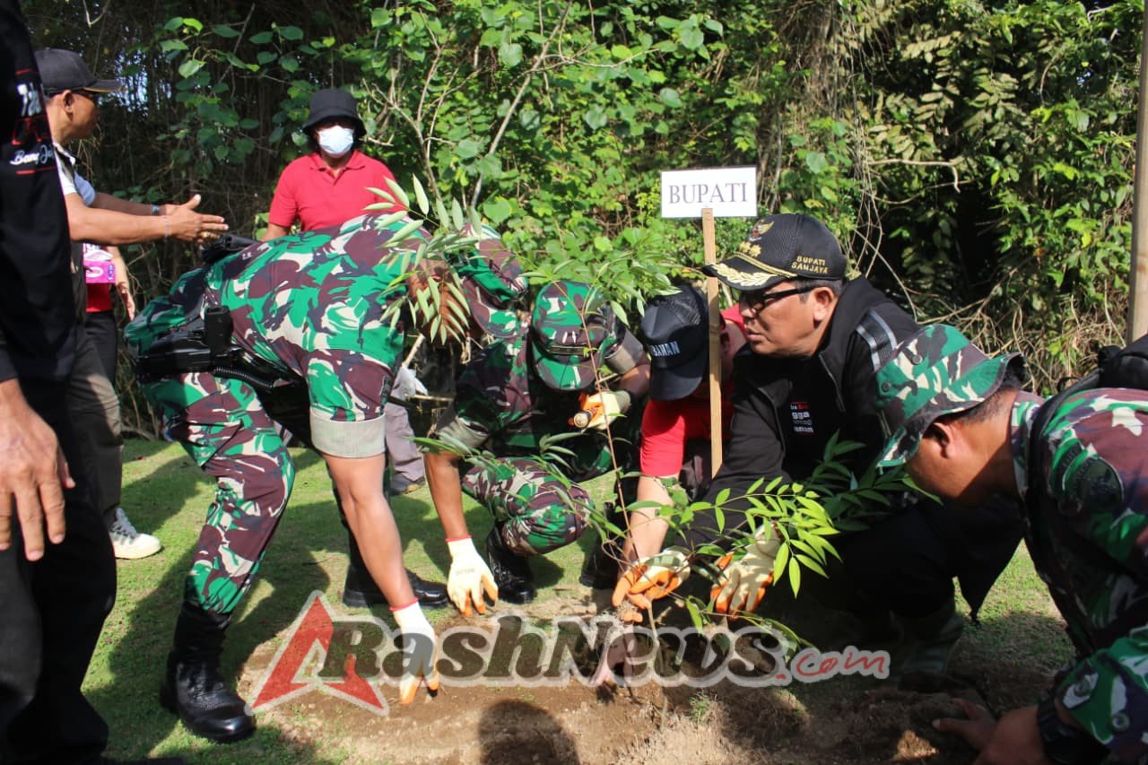 Wujudkan Bali Lestari, Dandim Tabanan dan Forkopimda Tanam Pohon dan Bersihkan Sungai