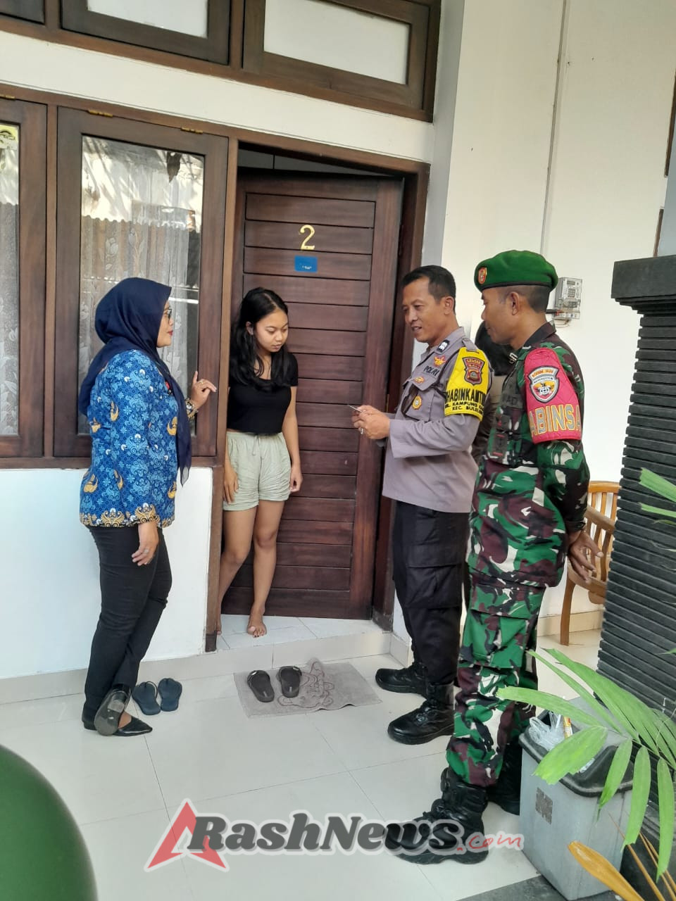 Kolaborasi Babinsa, Bhabinkamtibmas, dan Disdukcapil Ciptakan Administrasi Kependudukan yang Tertib di Kampung Kajanan