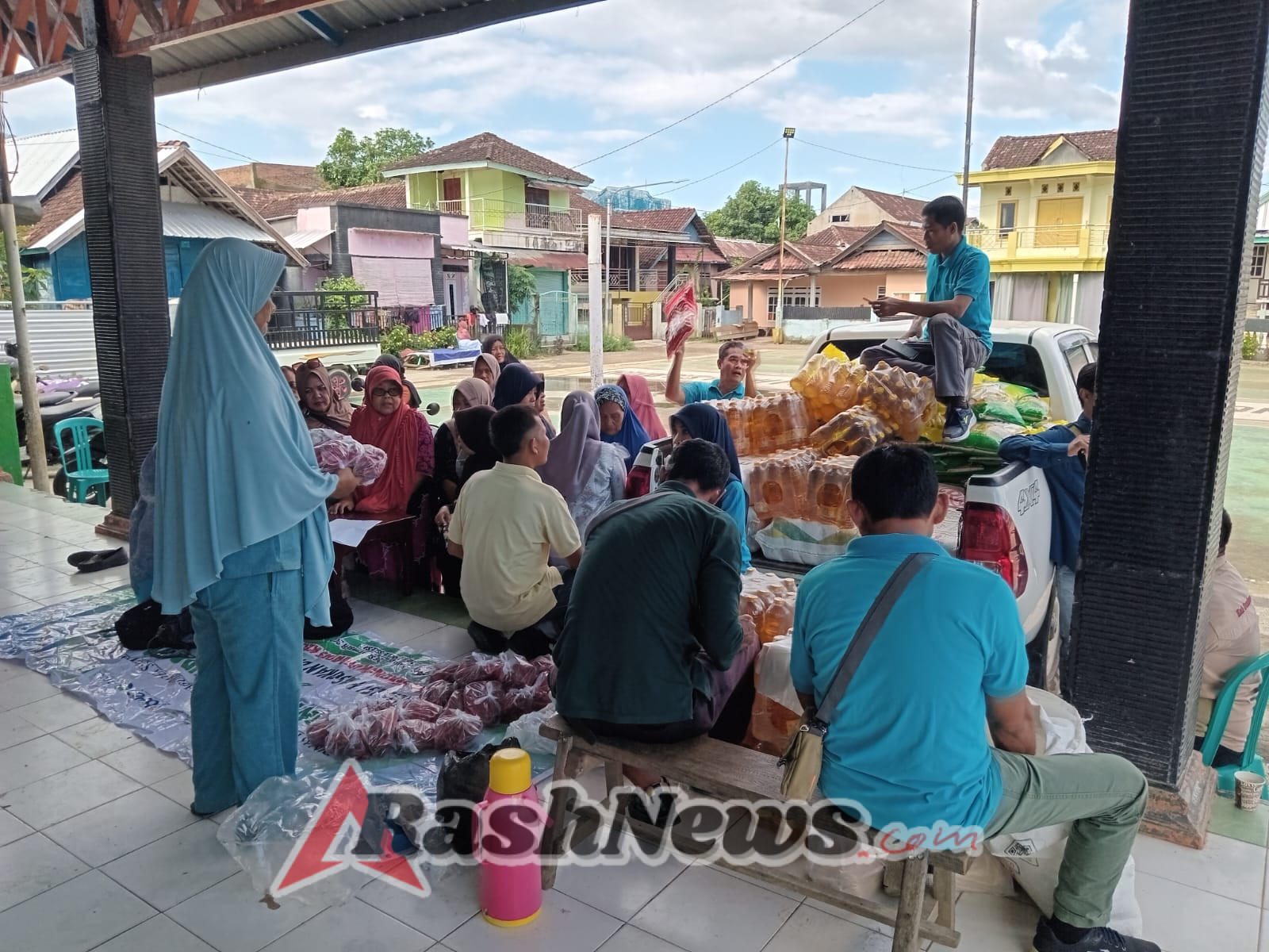 Tingkatkan Ketahanan Pangan, Babinsa dan BULOG Gelar Operasi Pasar Murah di Sumbawa Barat