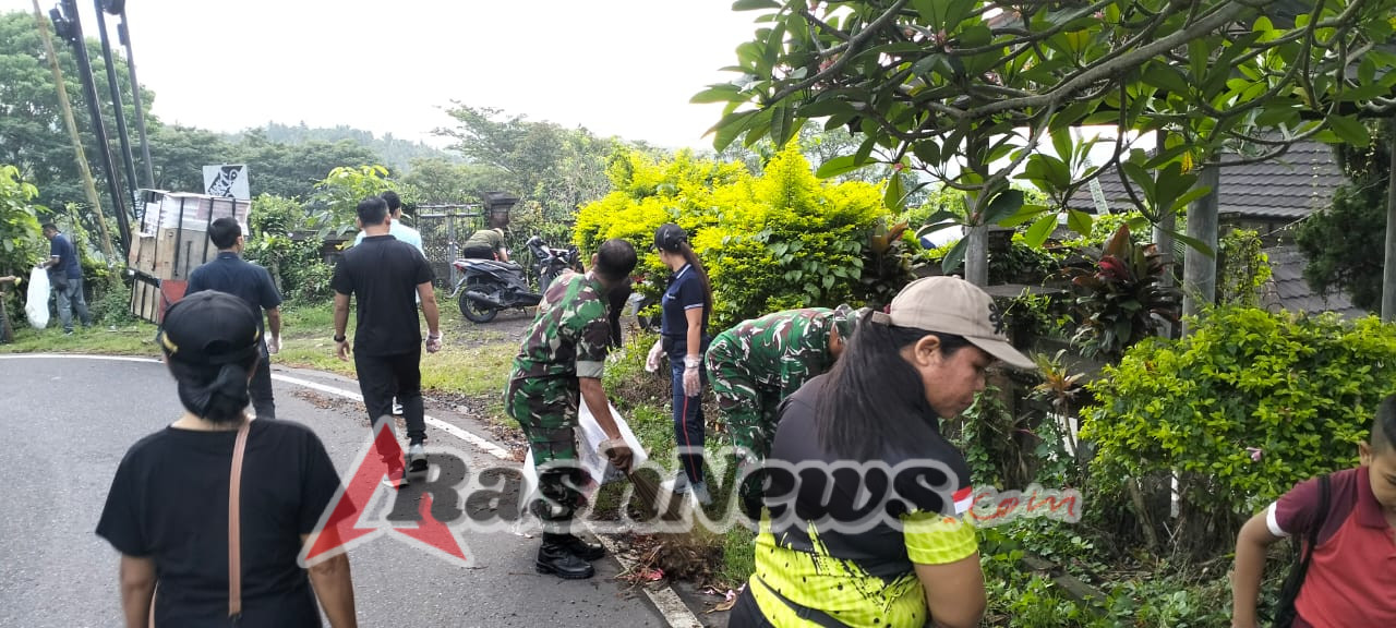 Ciptakan lingkungan yang bersih dan sehat, Anggota Koramil 1623-03/Rendang bersama instansi terkait laksanakan gotong royong.