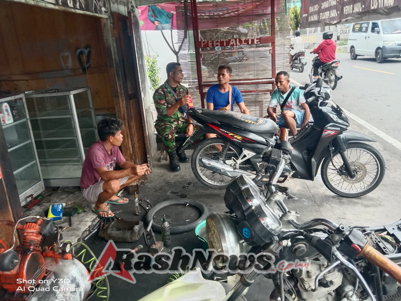 Wujudkan Kemanunggalan TNI-Rakyat, Babinsa Koramil 1602-01/Ende Gelar Komsos dan Pamwil di Nangapanda