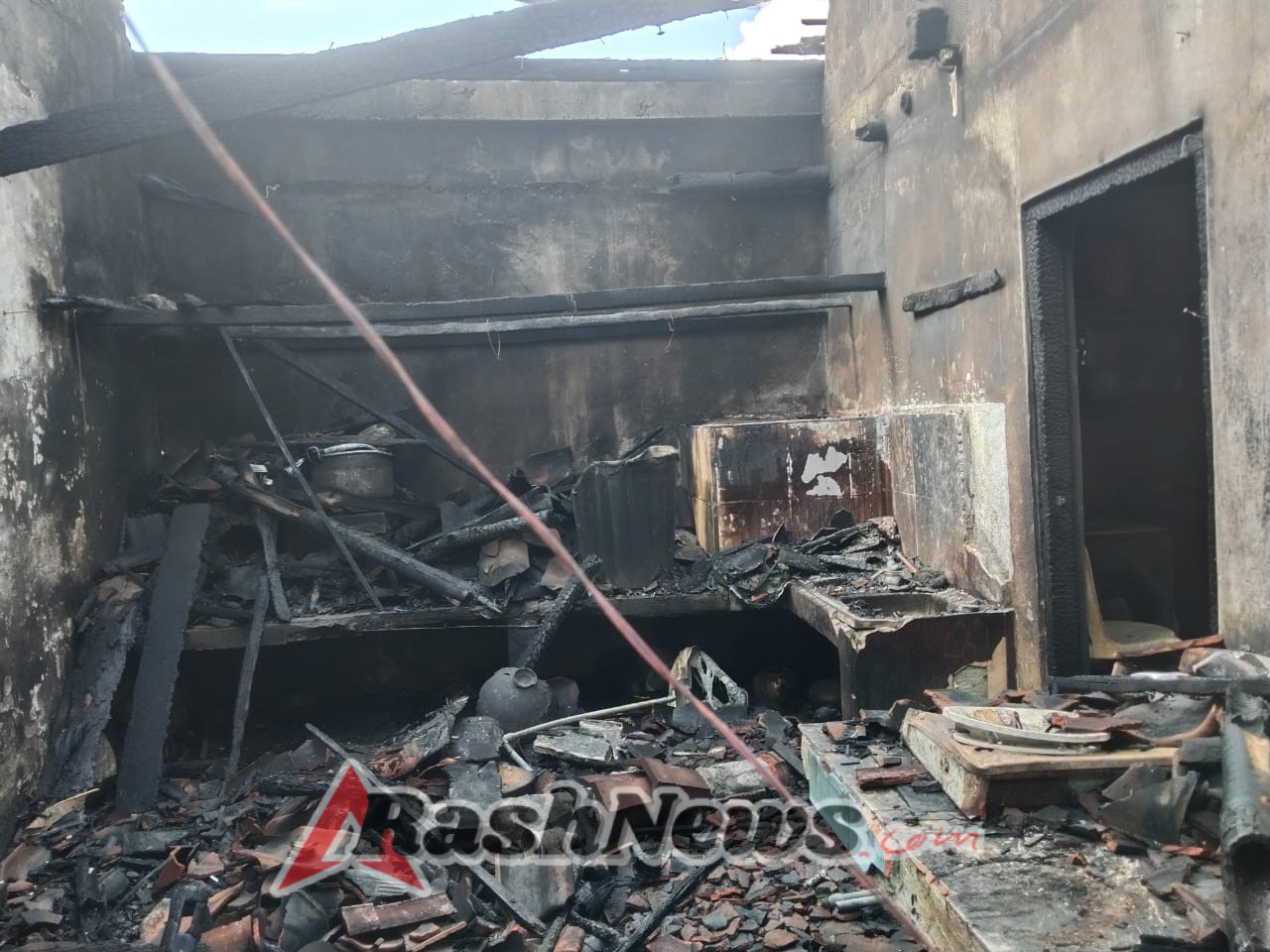 TNI Hadir Atasi Kesulitan Warga, Babinsa Getakan Bersinergi Atasi Kebakaran Dapur Di Dusun Anjingan