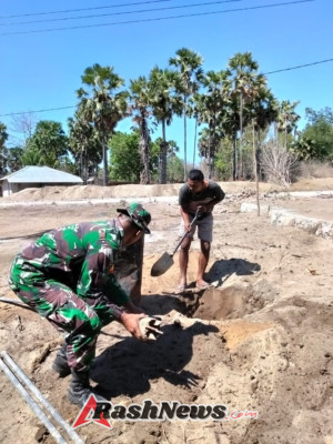 Babinsa Wulla Waejelu Bantu Warga Lakukan Pengeboran Sumur Secara Manual