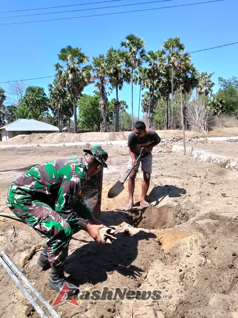 Babinsa Wulla Waejelu Bantu Warga Lakukan Pengeboran Sumur Secara Manual