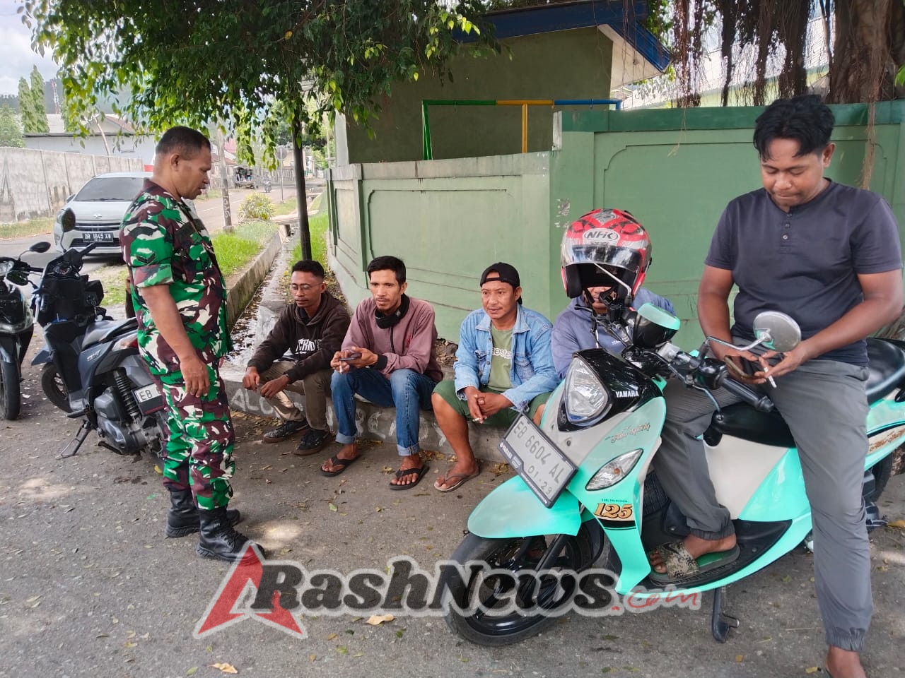 Monitoring Wilayah, Babinsa Sertu Ersan Pantau Kamtibmas dan Sosialisasi Gotong Royong di Kota Raja