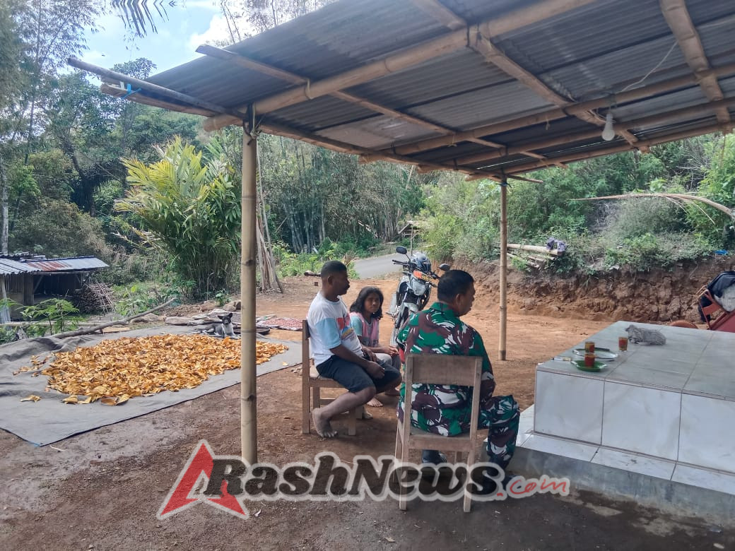 Babinsa Kodim 1602/Ende Dukung Stabilitas Kamtibmas Melalui Monitoring dan Komsos di Wilayah Binaan