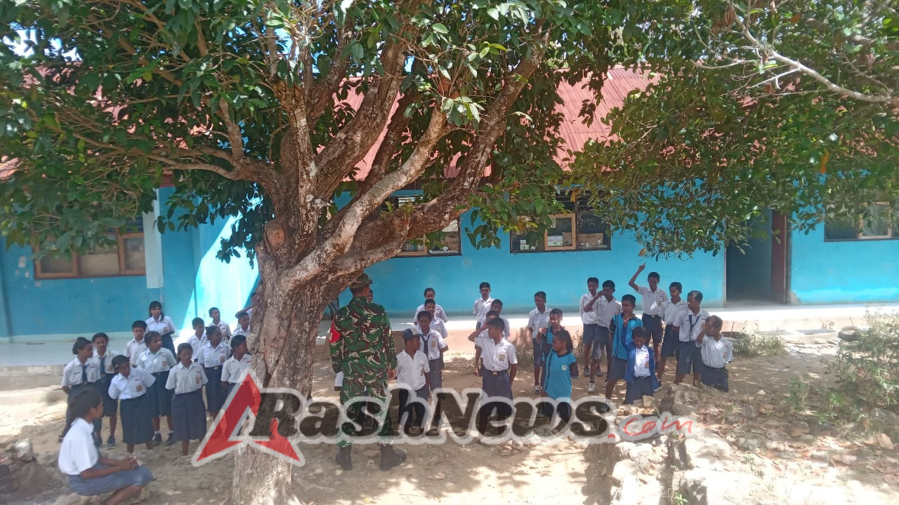 Bangun Karakter Siswa-Siswi SMP PGRI Kilobesa, Babinsa Kota So’e Latihkan Materi PBB