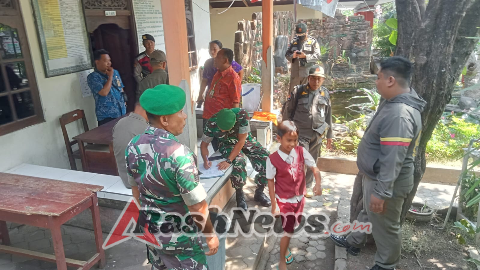 Anggota Koramil 1623-08/Kubu bersinergi melaksanakan sidak Kawasan Tanpa Rokok.