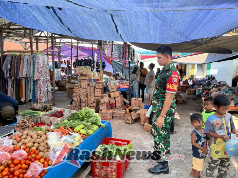 Babinsa Omesuri Pastikan Aktivitas di Pasar Balauring Berjalan Aman dan Kondusif