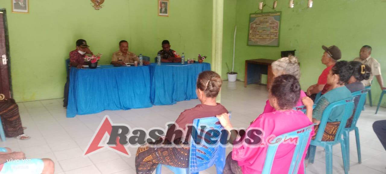 Babinsa 1602/Ende Dampingi Penyaluran Bantuan Dana Desa kepada Warga Kurang Mampu