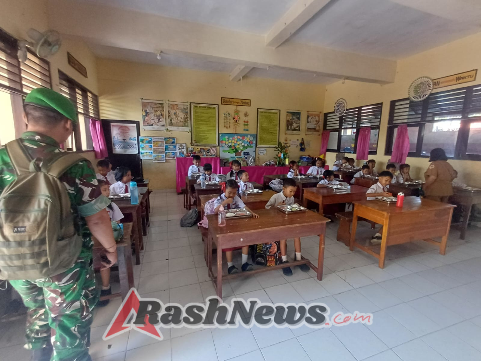 Sertu I Made Mertayasa Dampingi Penyaluran Makan Bergizi Gratis di Wilayah Gianyar