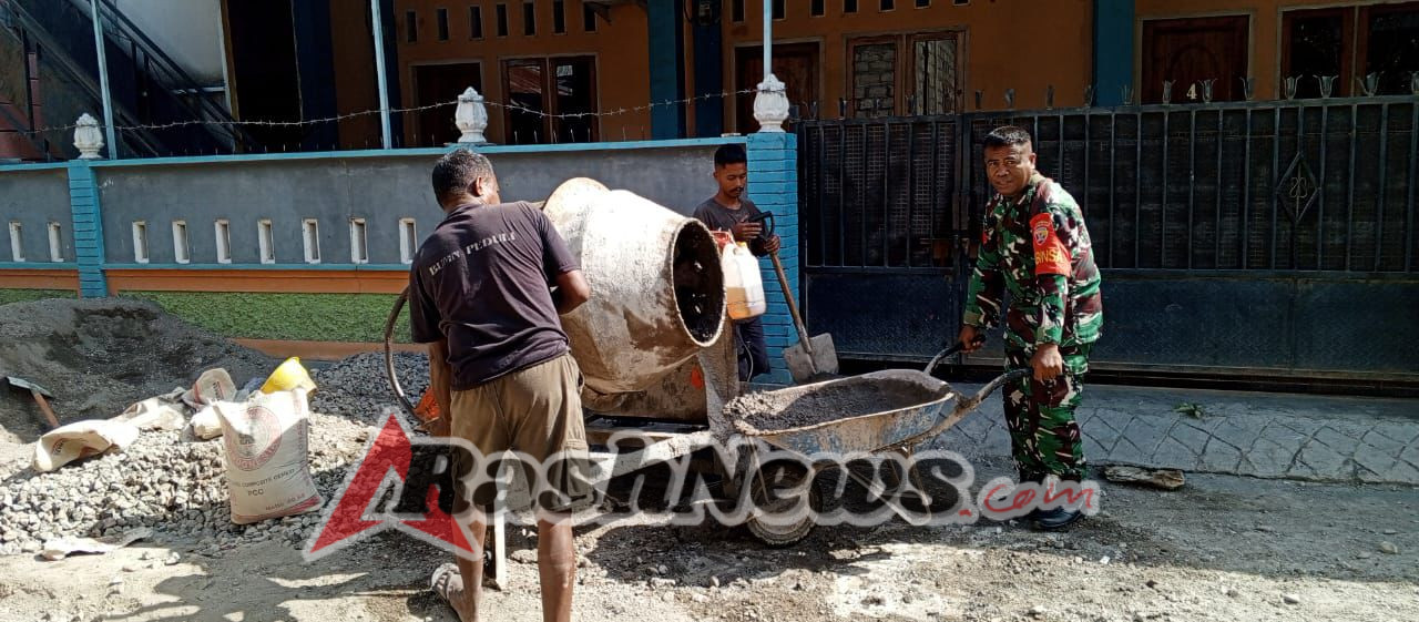 Babinsa Koptu Aman Simbolon Jadi Pelopor Gotong Royong Bangun Infrastruktur Desa