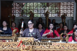 Istri Pimpinan Daerah Tabanan Ikut Latihan Megambel, Wujud Cinta Seni dan Budaya Bali