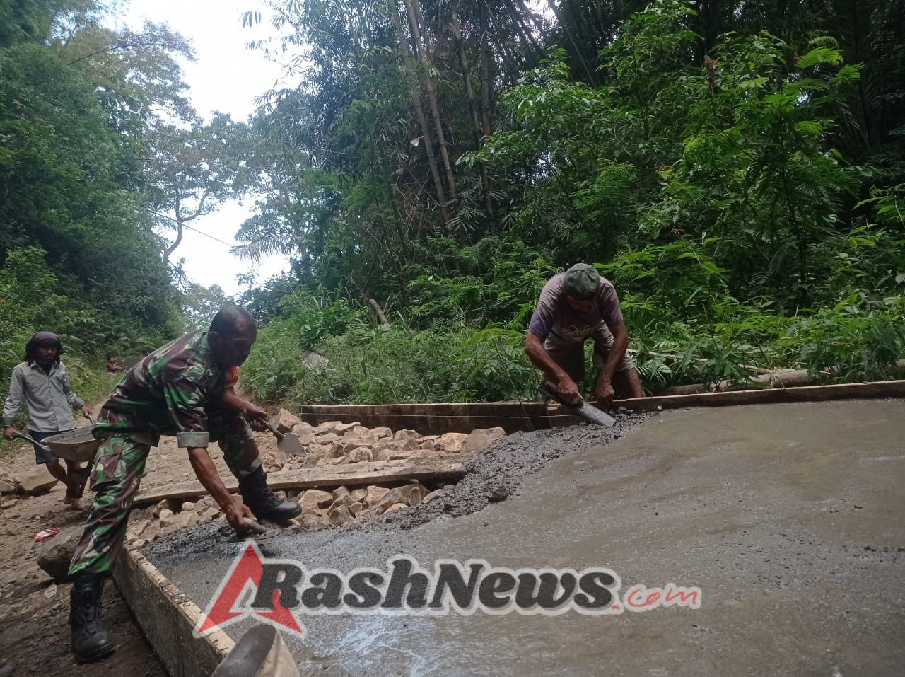 Babinsa Koramil Maurole Aktif Dukung Pembangunan Desa Lewat Gotong Royong