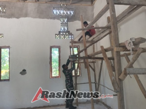 Babinsa Koramil Biudukfoho Bersama Warga Gotong Royong Bangun Gereja