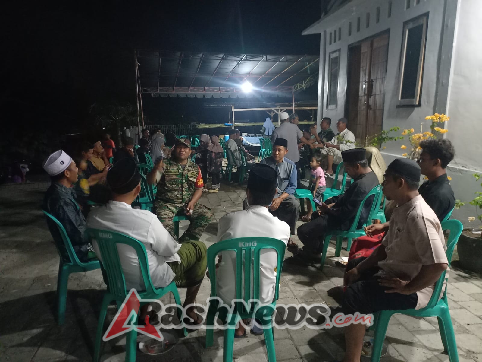 Patroli Malam Babinsa Sekongkang, Wujud Kepedulian TNI terhadap Ketertiban Masyarakat
