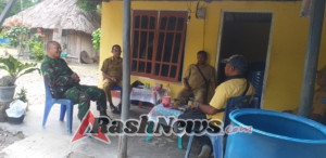 Babinsa Koramil 1618-01/Miotim Jalin Keakraban dengan Warga Lewat Komsos di Desa Oenak