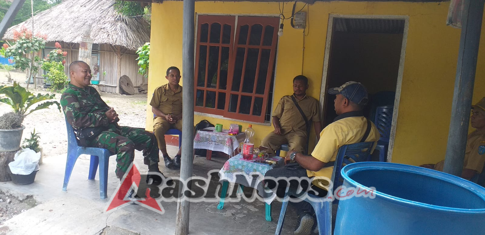 Babinsa Koramil 1618-01/Miotim Jalin Keakraban dengan Warga Lewat Komsos di Desa Oenak