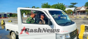 TNI AD Hadir di Tengah Masyarakat, Babinsa Poto Tano Kawal Keamanan Pelabuhan Penyeberangan