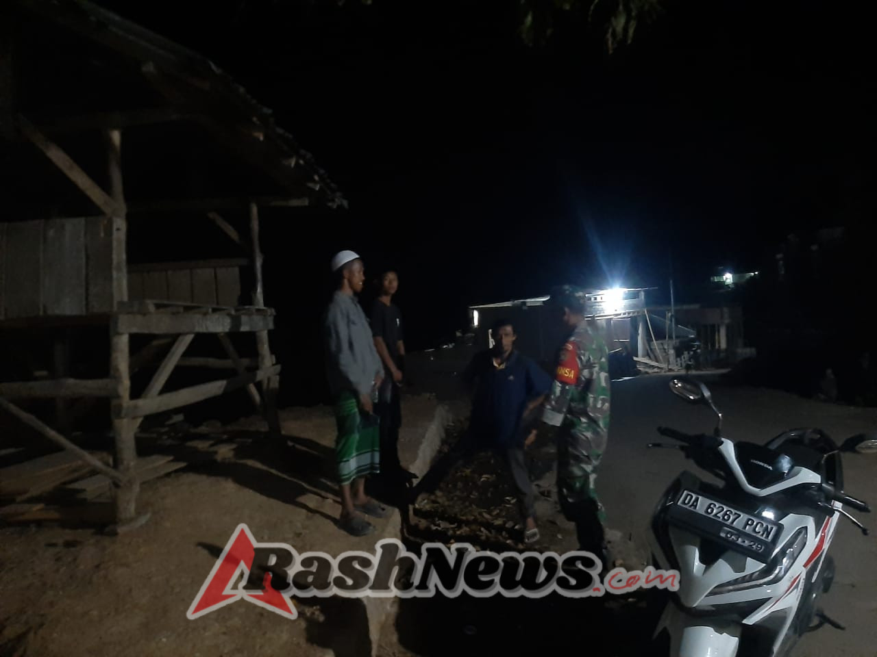 Ronda Malam Bersama Warga Desa Monggo, Babinsa Sertu Heriyanto Dorong Silaturahmi dan Pantau Anak Muda