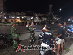 ‎Babinsa Jeruk Manis Gelar Patroli Malam, Ajak Warga Jaga Kesehatan dan Kamtibmas