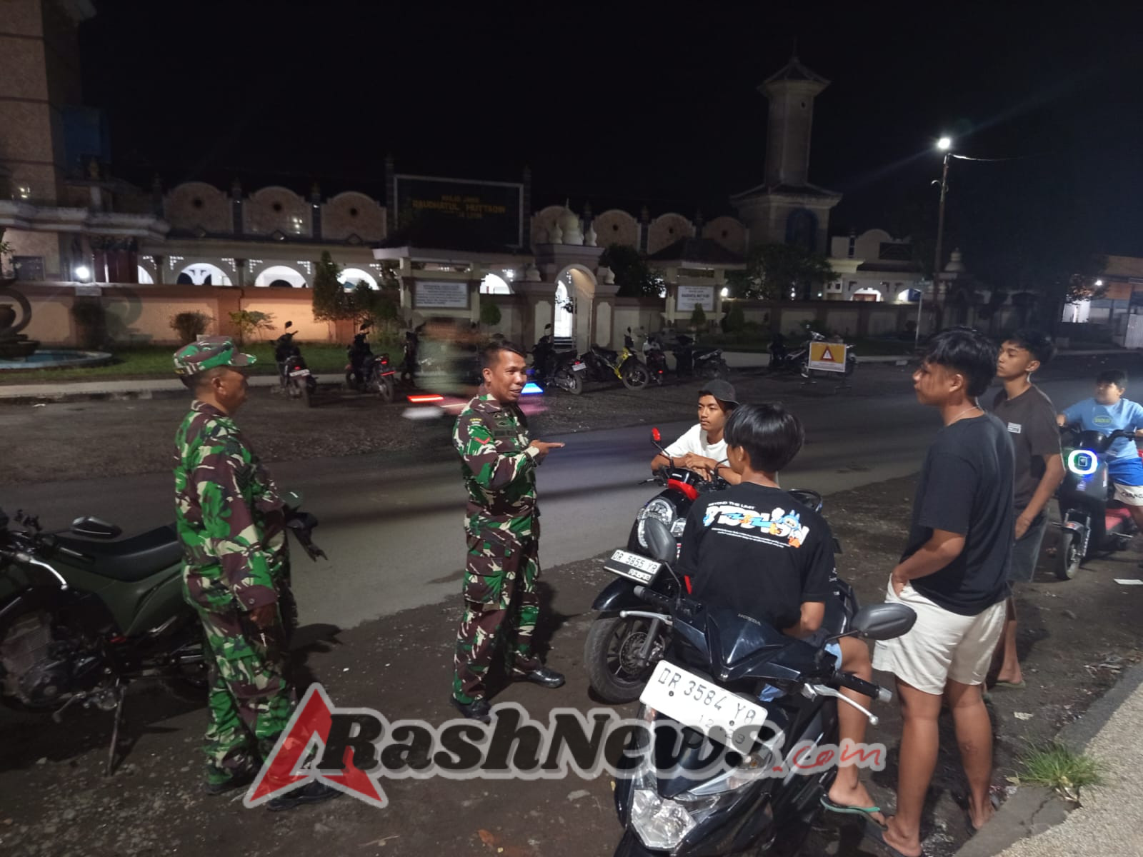 ‎Babinsa Jeruk Manis Gelar Patroli Malam, Ajak Warga Jaga Kesehatan dan Kamtibmas