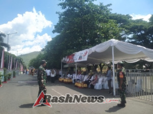 Sumbawa Barat — NTB, Dalam rangka memeriahkan Hari Lahir (Harlah) ke-22 Kabupaten Sumbawa Barat, para siswa tingkat SMP se-Kabupaten Sumbawa Barat turut ambil bagian dalam kegiatan Pawai Karnaval, Rabu (15/10/2025). Kegiatan berlangsung meriah dengan start di Kantor Bupati Sumbawa Barat dan finish di Taman Alun-Alun Kota Taliwang.  Guna memastikan kegiatan berjalan tertib, aman, dan lancar, anggota Koramil 1628-01/Taliwang bersama para Babinsa se-Kecamatan Taliwang turut dikerahkan untuk melaksanakan pengamanan di sepanjang rute pawai.  Babinsa terlihat aktif membantu pengaturan lalu lintas, menjaga keamanan peserta dan penonton, serta berkoordinasi dengan aparat kepolisian dan panitia penyelenggara. Kehadiran mereka mendapat apresiasi dari masyarakat dan pihak sekolah karena mampu menciptakan suasana aman serta nyaman selama kegiatan berlangsung.  “Partisipasi Babinsa dalam kegiatan masyarakat seperti ini merupakan bentuk kepedulian TNI terhadap lingkungan sosial, sekaligus mempererat hubungan dengan warga binaan,” ujar salah satu Babinsa di lokasi kegiatan.  Hingga akhir kegiatan, pawai berjalan dengan aman, tertib, dan penuh kegembiraan. Antusiasme masyarakat yang memadati sepanjang rute pawai menunjukkan semangat kebersamaan dalam memperingati Harlah ke-22 Kabupaten Sumbawa Barat.  (Pendim 1628/KSB).
