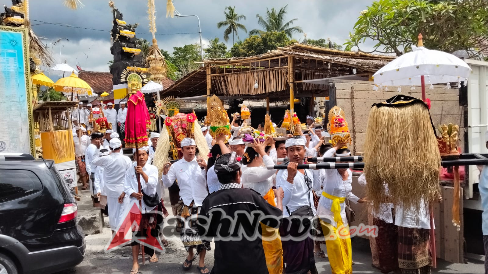 Dukung kelancaran upacara keagamaan, Babinsa 1623-01/Karangasem bersama Pecalang laksanakan pengamanan.