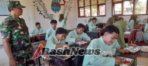 Sinergi TNI dan Sekolah, Babinsa Seteluk Tengah Sertu Dahlan Kawal Program Makan Sehat Bergizi