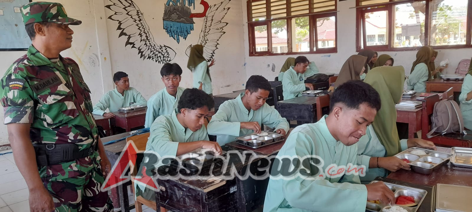 Sinergi TNI dan Sekolah, Babinsa Seteluk Tengah Sertu Dahlan Kawal Program Makan Sehat Bergizi