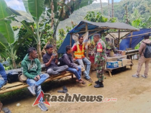 Hadir di Tengah Masyarakat, Babinsa Bantu Atur Lalu Lintas di Titik Rawan Kemacetan