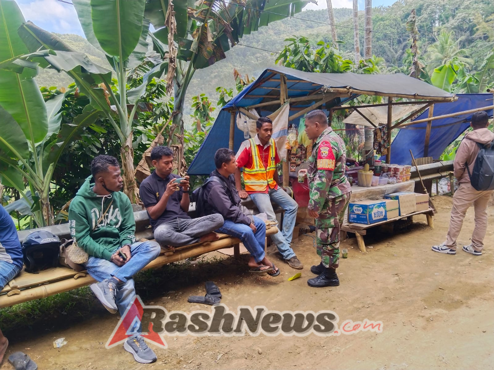 Hadir di Tengah Masyarakat, Babinsa Bantu Atur Lalu Lintas di Titik Rawan Kemacetan