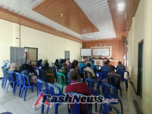 Babinsa Koramil 1628-01/Taliwang Jadi Motor Penggerak Semangat Gotong Royong Jelang Lomba Posyandu di Desa Mujahiddi