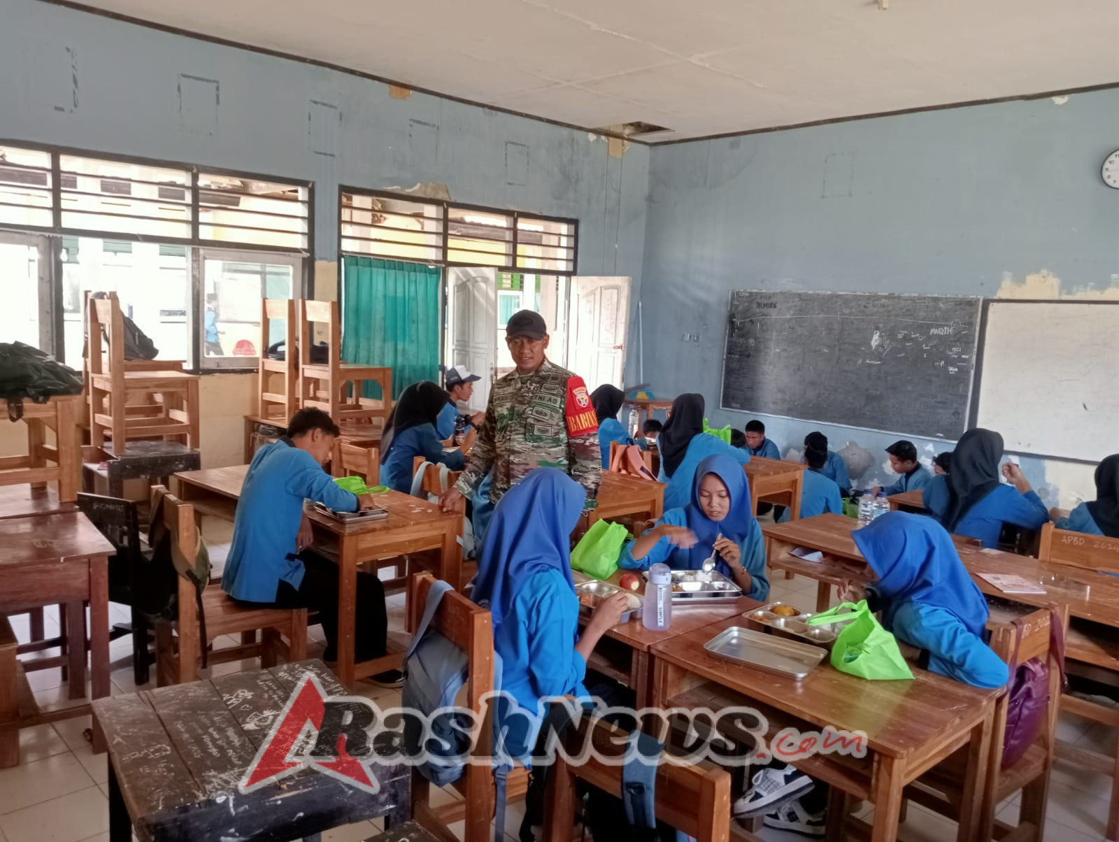 Perhatian Sertu Ismail Babinsa 1628-05/Jereweh Dukung Gizi Anak Sekolah Lewat Pendampingan Program MSG