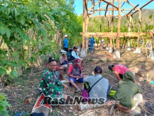 Babinsa Koramil 1628-03/Seteluk Perkuat Kebersamaan Lewat Gotong Royong Masyarakat