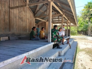 Babinsa dan Warga Desa Lumbu Menggit Bahas Strategi Menghadapi Cuaca Panas yang Melanda Sumba Timur