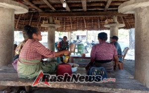 Canda Tawa Warga Iringi Obrolan Santai Babinsa Desa Ponu