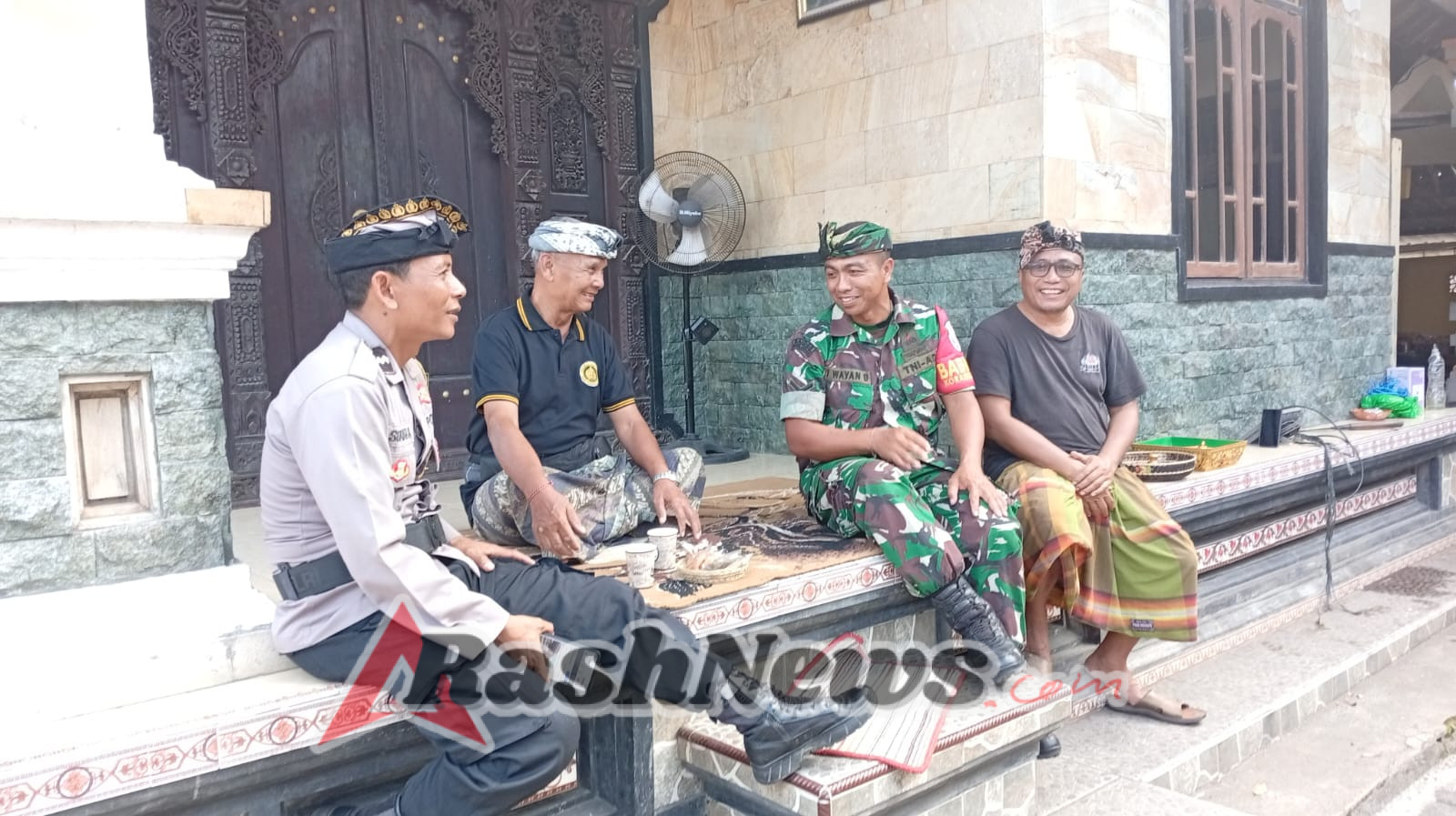 Pererat Hubungan dengan Warga, Babinsa dan Bhabinkamtibmas Desa Undisan Sambangi Tokoh Masyarakat