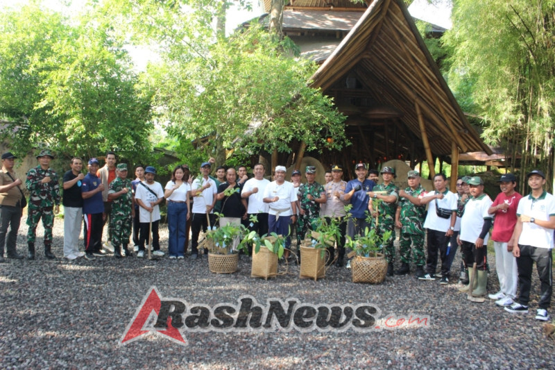 Wujudkan “Nangun Sat Kerthi Loka Bali”, Koramil Ubud Tanam Pohon dan Bersihkan Sungai Secara Serentak