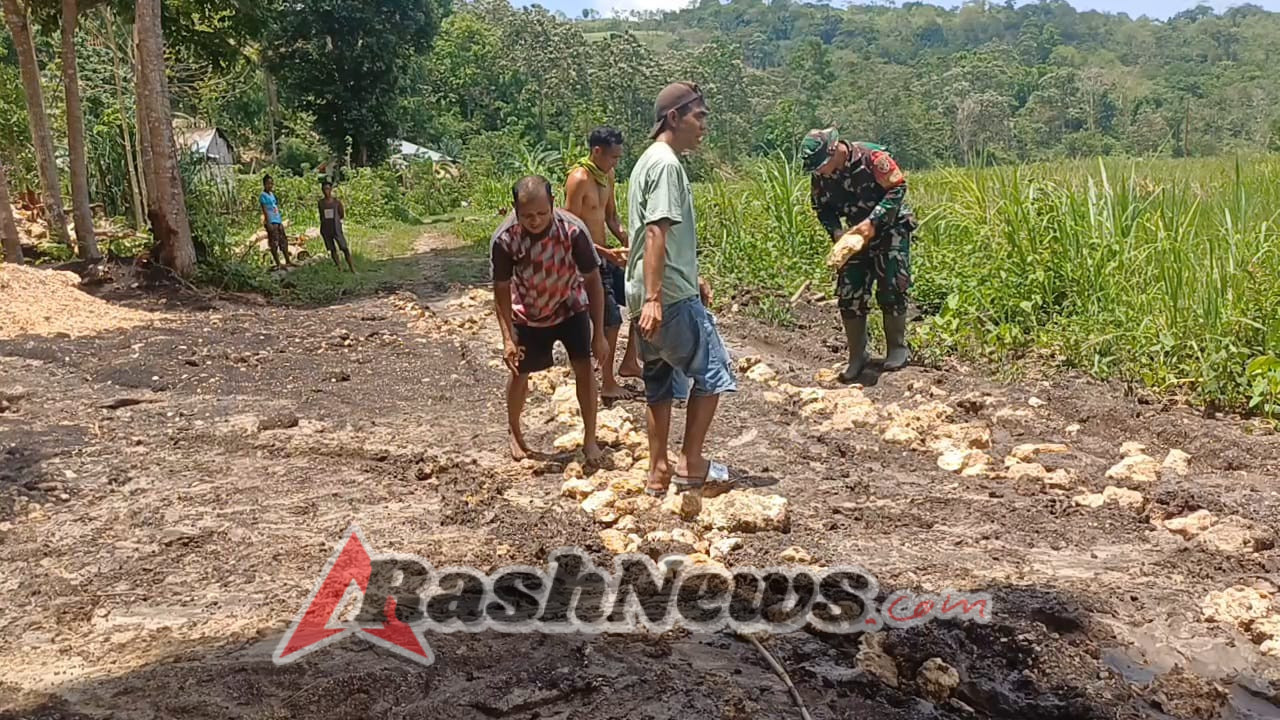 Babinsa Koramil 03/Katikutana Bersama Warga Timbun Jalan Tertutup Lumpur di Desa Umbu Kawolu