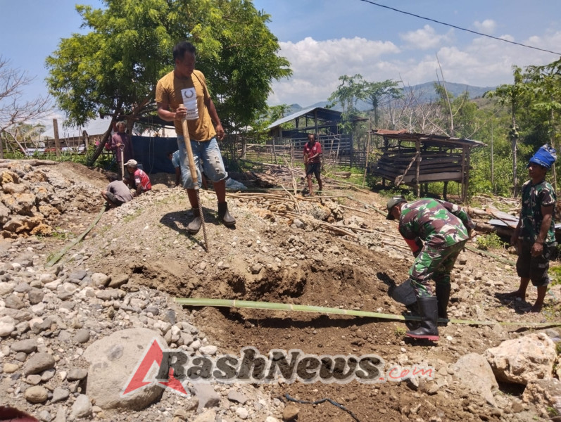 Babinsa Koramil 1613-02/Walakaka Bantu Warga Gali Pondasi Rumah di Desa Laboya Bawa