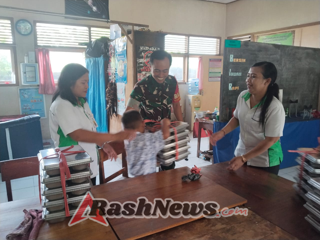 TNI Peduli Kesehatan Dan Gizi Generasi Muda, Babinsa Sampalan Kelod Aktif Dampingi Program MBG